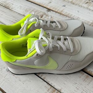 Nike Youth MD Valiant Sneaker Size 7 Y summit white/barely volt brand new